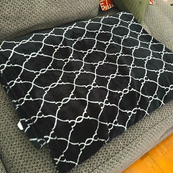 Sale! Black Patterned Throw Blanket - Picture 1 of 3